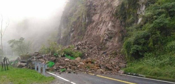 台18線阿里山公路邊坡落石　已雙向管制封閉
