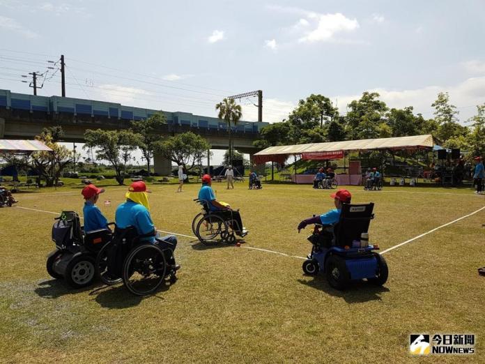 ▲脊髓損傷者坐輪椅參與槌球競賽。（圖／記者李清貴攝 , 2018.05.05\\)