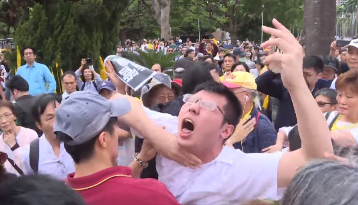 ▲台大管理學院學生代表潘儒鋒疑似「自掐」，並被爆出曾留言「被動手就可以領獎金」。（圖／截圖自影片 , 2018.5.5）