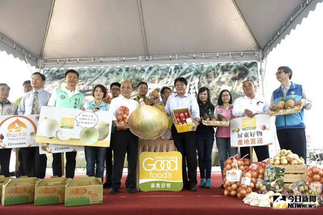 ▲屏東老縣長蘇貞昌來到現場支持以及關心在場展售農民，大力宣傳屏東農產品。（圖／屏東縣政府提供,2018.05.05）