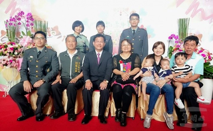 ▲ 陸軍586旅通資連上士張晉誌三兄妹與張媽媽於5日的模範母親表揚活動中，與臺中市長林佳龍合影留念。（陸軍第10軍團提供）