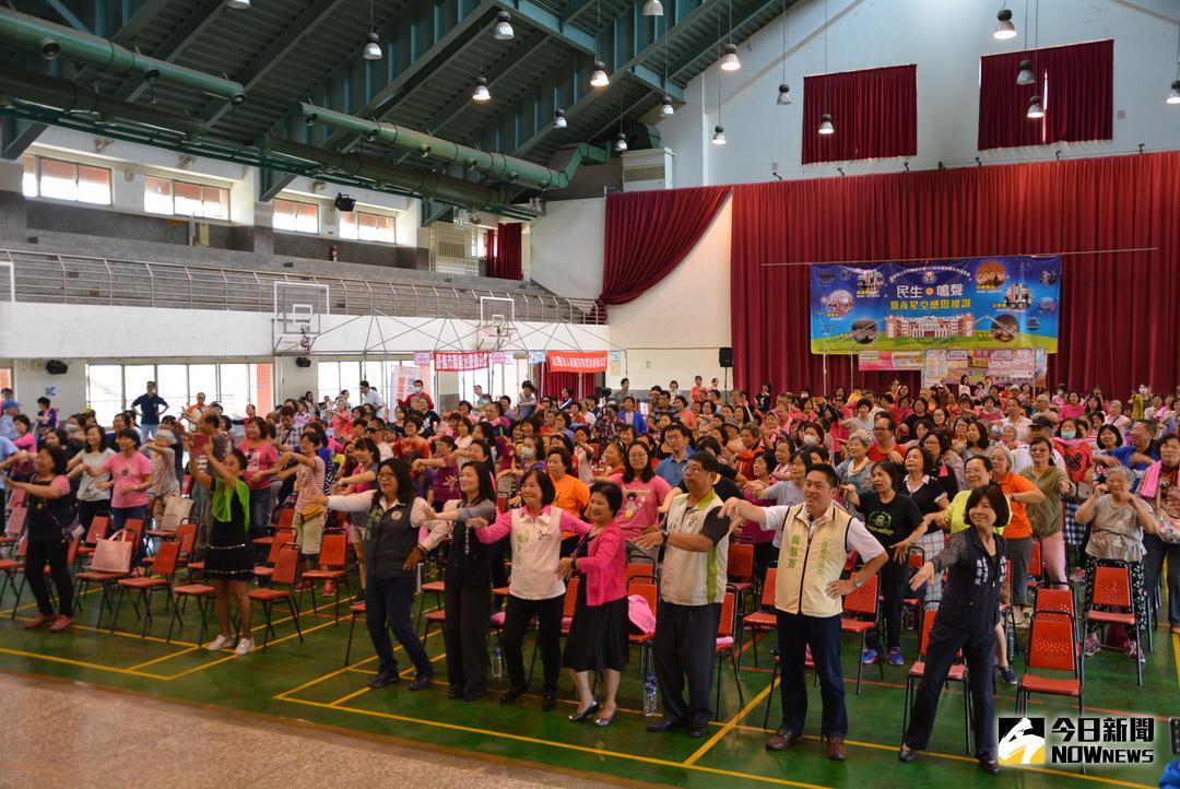 ▲現場人員一起活絡筋骨，大跳健康操。（圖／記者郭政隆攝影2018.5.5）