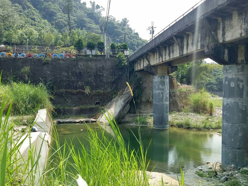 ▲王姓男子日前邀約劉姓女子到太平區北田大橋下戲水，兩人在溪流旁發生爭吵，劉女憤而將王男推落水中後離去，警方詢問後，將劉女依殺人罪嫌移送台中地檢署偵辦。（翻攝畫面）中央社記者蘇木春傳真107年5月6日
