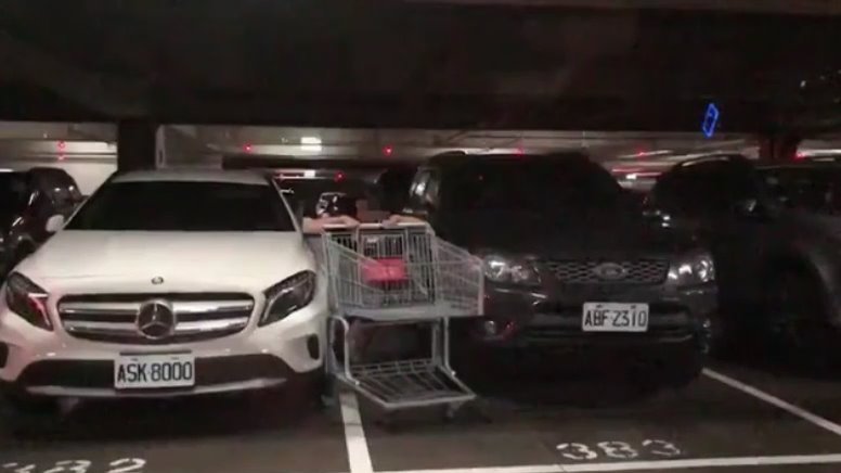 ▲男童要把手推車推回定點放，竟硬擠兩輛車之間的縫隙。（圖／翻攝自網路）
