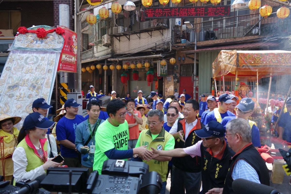▲民進黨立委姚文智6日受邀參加艋舺啟天宮遶境活動。（圖／姚文智辦公室提 , 2018.5.6）