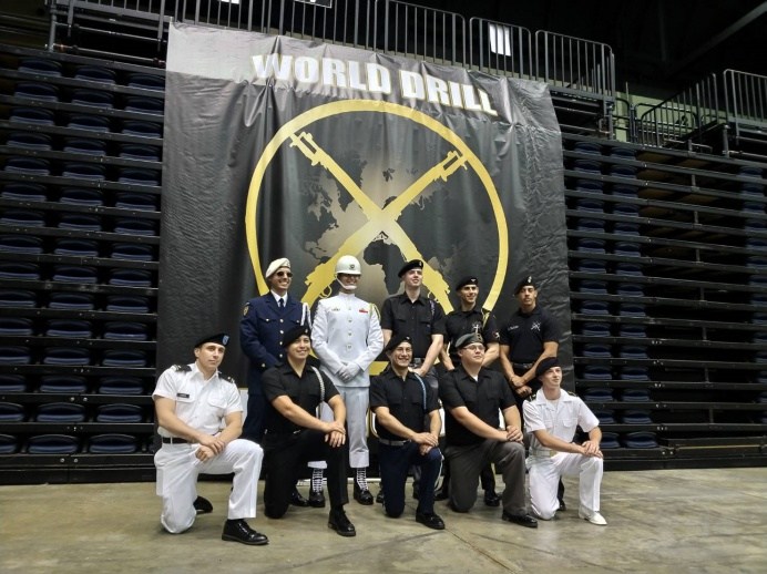 ▲ 海軍儀隊蘇祈麟上兵參加「世界儀隊錦標賽」（World Drill Championship），與參賽選手合影。（海軍司令部提供）