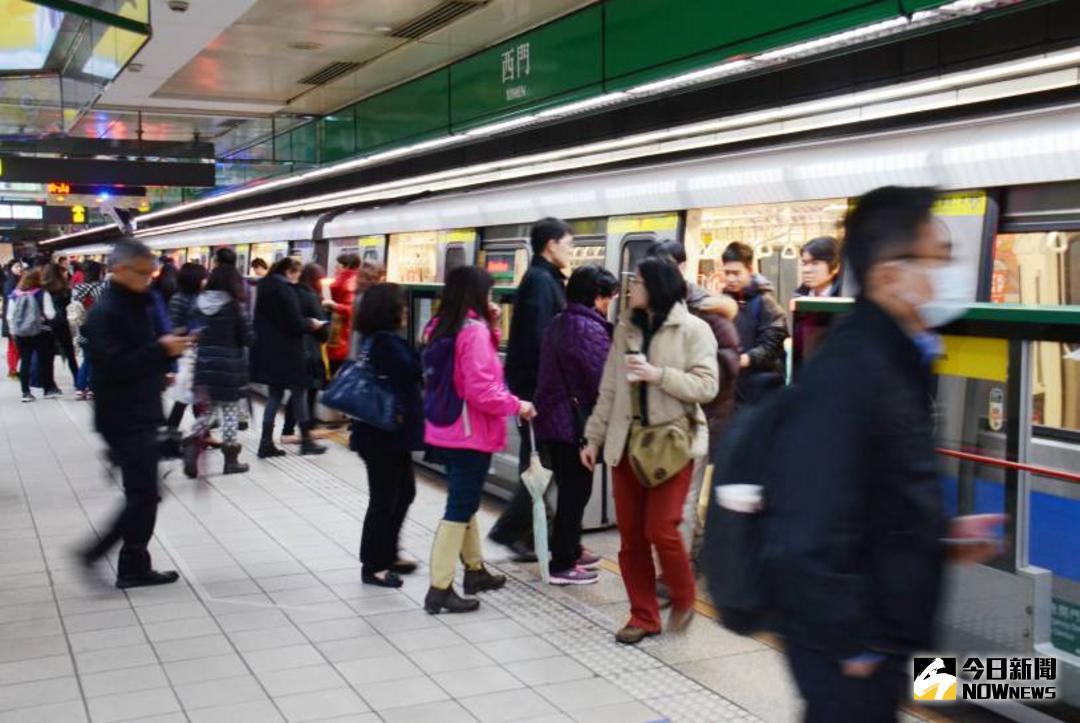 ▲捷運是許多上班族、學生相當仰賴的通勤工具之一，因此站內時常都塞滿人潮，也就容易碰到奇怪的事。（示意圖／NOWnews 資料圖片）