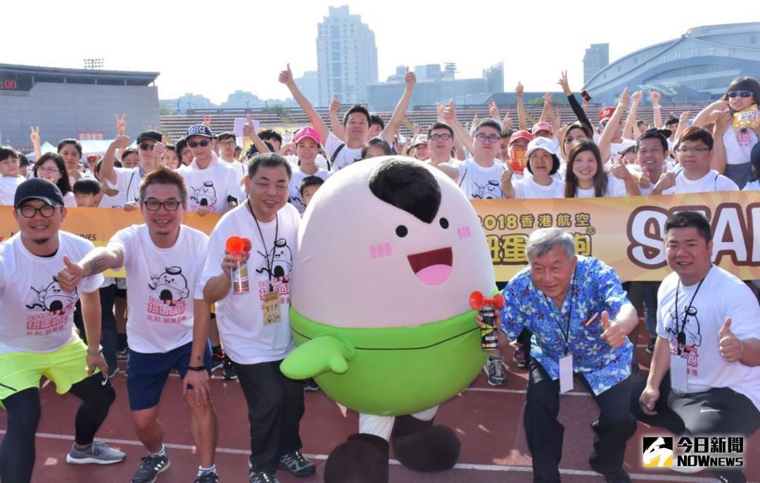 ▲「5K扭蛋路跑」沒有計時壓力、不不爭先搶第一名，由新竹縣長邱鏡淳（右二）、體育會理事長陳見賢（左三）等人主持鳴槍起跑儀式。（圖／新竹縣政府提供 , 2018.05.06）