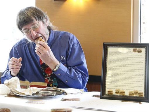 ▲美國一名男子 Don Gorske 鍾愛麥當勞的大麥克漢堡，日前吃下人生第 3 萬顆，刷新自己所保持的金氏世界紀錄。（圖／翻攝自推特）