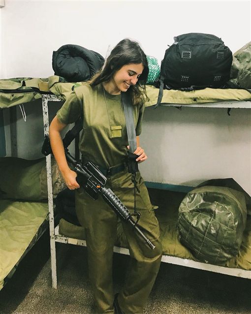 ▲以色列女兵  Noa Elharar  疑似沒穿內衣「激凸」，引網友暴動：「誰受得了」。（圖／翻攝自  Noa Elharar  IG ）