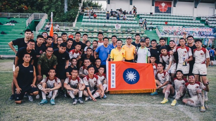 ▲ 陸軍官校拿下7人制冠軍後，陸軍官校校長陳少將與所有隊員合影。（軍聞社記者陳軍均攝）