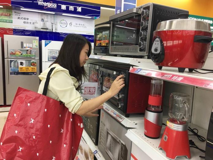 ▲近2年母親節都帶動紅色電器銷量翻2倍，量販業者因此推出25款溫暖紅色小家電，要吸引媽媽的目光。（圖／愛買提供）