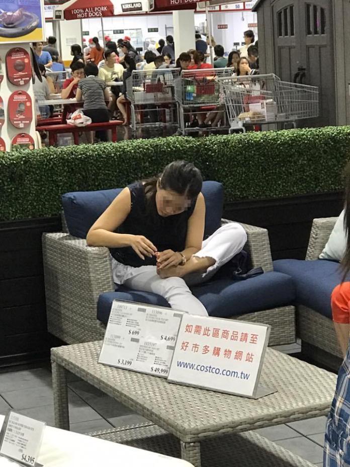 ▲一名女子被網友拍下坐在好市多展示區的沙發上摳腳皮。（圖／翻攝自《爆怨公社》）