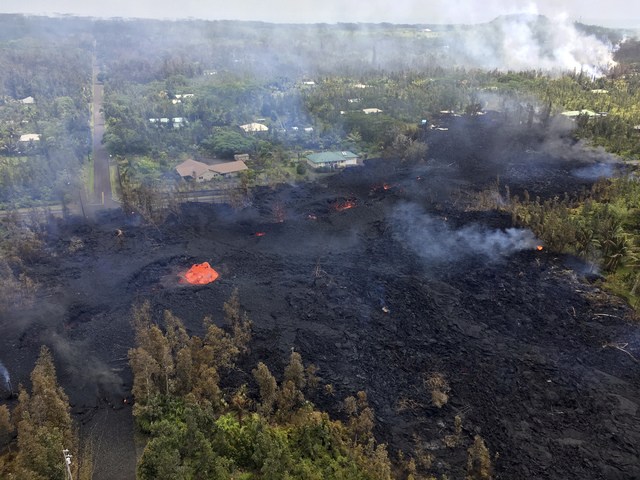▲美國夏威夷大島的幾勞亞火山（ Kilaueaa Volcano ）於 5 日爆發，岩漿噴發高度達 23 層樓高，導致 21 棟住宅慘遭吞噬。（圖／達志影像／美聯社）
