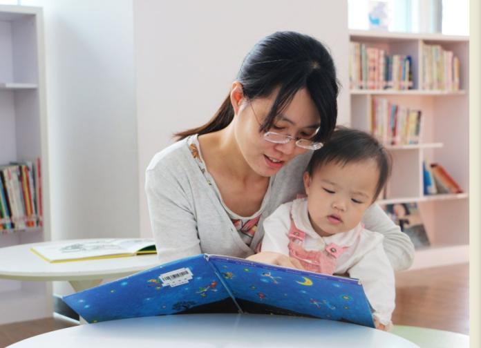 ▲新北市立圖書館推出「寶寶愛看書•閱讀大集合」嬰幼兒閱讀集點活動，鼓勵家長從0歲開始陪伴孩子閱讀。（圖／新北市文化局提供）