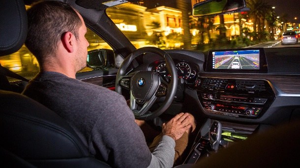 ▲ Lyft 於美國賭城推出無人自動駕駛載客服務，共有 30 輛 BMW 自駕車於市中心馳騁。隨車乘客將可見所有自駕系統於路面蒐集的數據資料。（圖／翻攝 CES 官網）