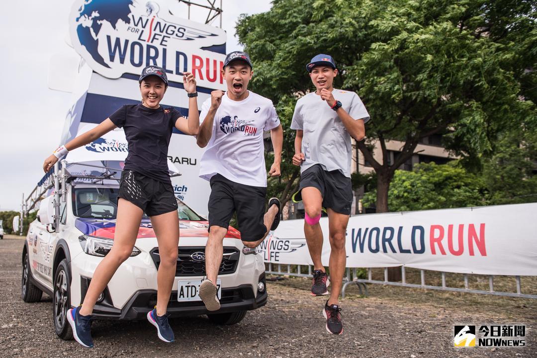 ▲\\(由左至右\\)Red Bull 運動員滑輪溜冰甜心王佳葳、極限單車選手鄭喬鴻、跳高好手向俊賢一同用行動支持公益。（圖／大會提供）