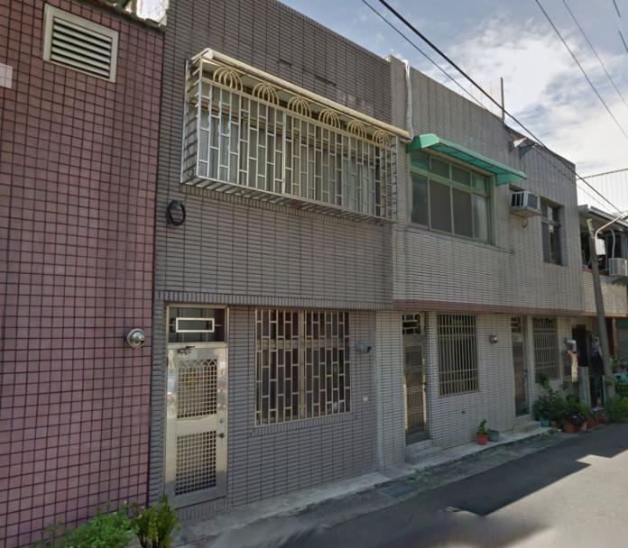 ▲台灣住宅很常看到用白鐵做成的防盜鐵窗。（圖／翻攝自Google地圖）