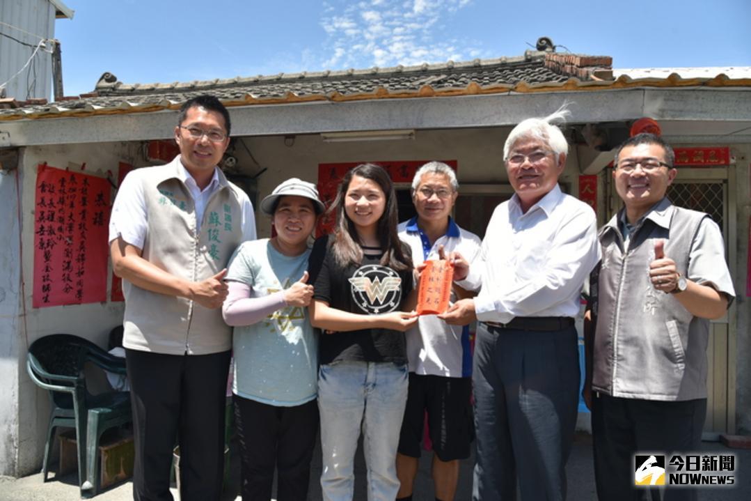 ▲縣長李進勇、副議長蘇俊豪、教育處長梁恩嘉、鄉長蘇國瓏、前往吳婷茹的家致賀。（圖／記者洪佳伶攝 , 2018.05.06\\)