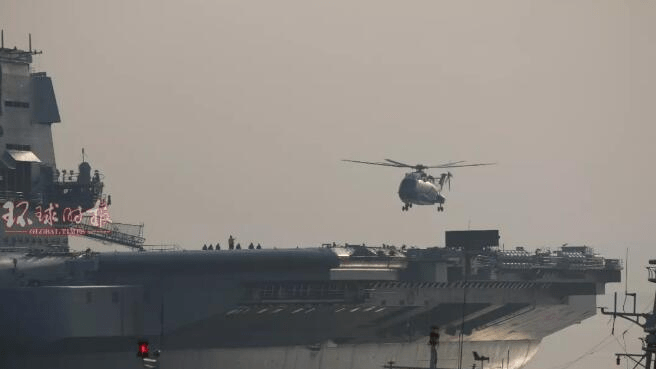 ▲中國大陸國產航空母艦5日首次起降直升機。（圖／翻攝環球時報 ）