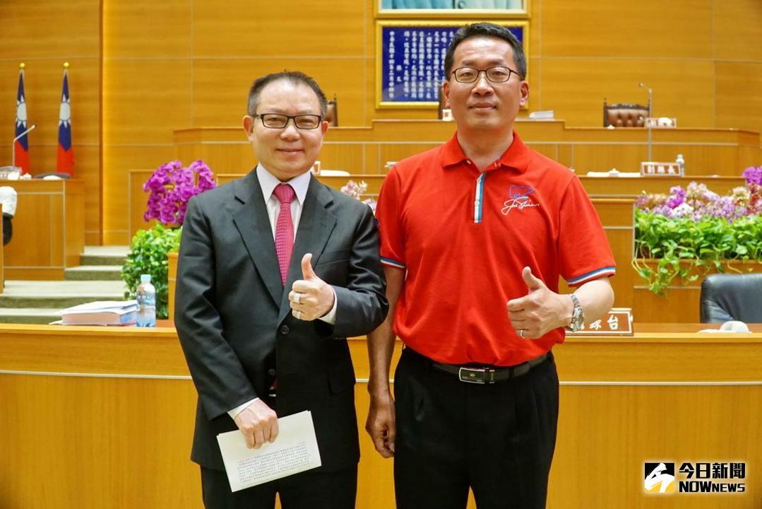 ▲新竹縣議員甄克堅（右）關心鄉親安全健康，質詢違規廣告牌與交通建設等相關議題。（圖／新竹縣政府提供 , 2018.05.07）