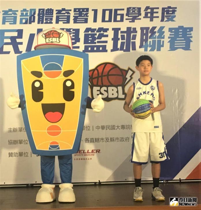 ESBL／和偶像合照太緊張　柯瑞教李陶陶擺POSE
