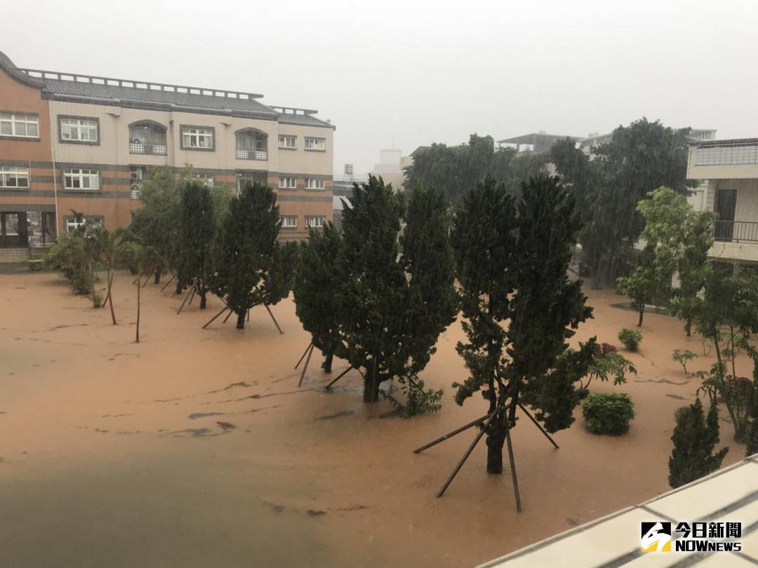 ▲金門烈嶼地區今日降雨高達200毫米，豪雨也讓烈嶼國中成為一片水鄉澤國。（圖／讀者提供 , 2018.05.07）