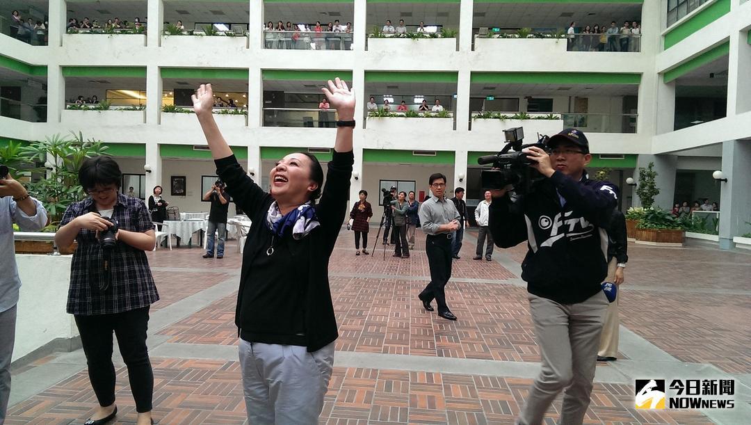 ▲張花冠接任嘉義縣長至今近9年，償還公共債務97.67億元，為105年度後，第2年產生賸餘。（圖／邱嘉琪攝 , 2018.05.07）