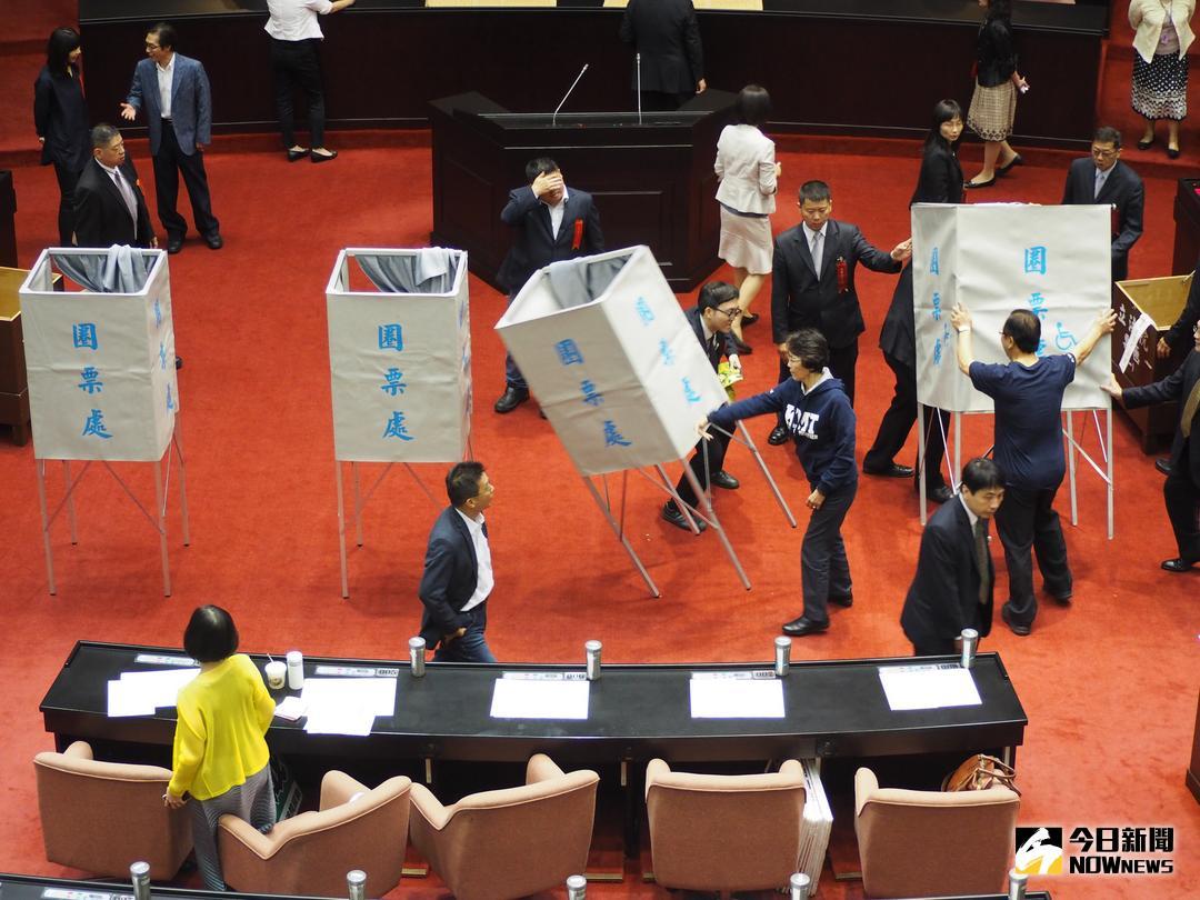 ▲立法院會8日進行「促進轉型正義委員會」正副主委與委員等九名被提名人的同意權投票，國民黨立委一早進場舉牌，並推倒「圈票處」的檯子表達抗議。（圖／邱明玉攝 , 2018.5.8）