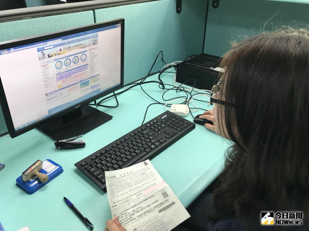 ▲所得稅申報已展開，面對本土疫情升高，不出門也能完成報稅。國稅局提醒，收到110年度綜合所得稅稅額試算通知書後，記得在6月底前透過網路線上回復確認，在家就能完成綜所稅申報​。（圖／資料照，記者顏真真攝）