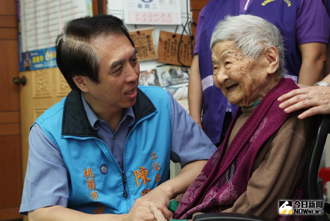 ▲陳學聖和阿媽用日語和國語交談，陳學聖問阿媽怎麼保養身體的？阿媽說，保持心情愉快，每天早上一杯咖啡。（圖／記者李春台攝 , 2018.05.08）