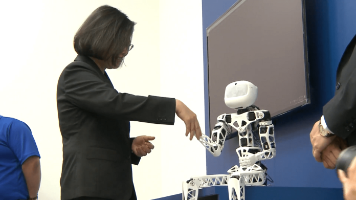 ▲蔡英文總統8日參訪台中智慧機械業，與機器人 Poppy  握手。（圖／總統府提供 , 2018.05.08 ）