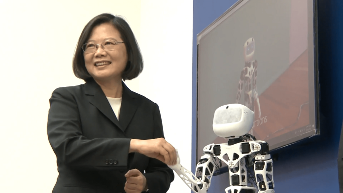 ▲蔡英文總統8日參訪台中智慧機械業，與機器人 Poppy 握手。（圖／總統府提供 , 2018.05.08 ）