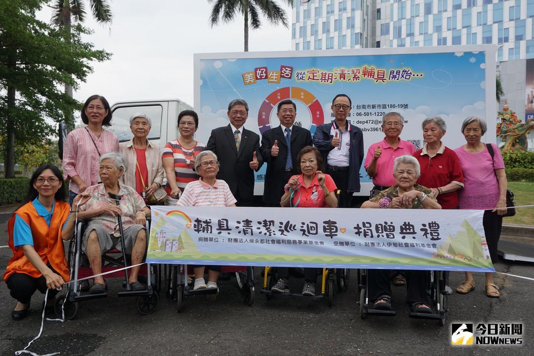 ▲南紡購物中心董座侯博明今天以侯永都基金會名義贈伊甸清潔貨卡車。（圖／記者黃文博攝，2018.05.08