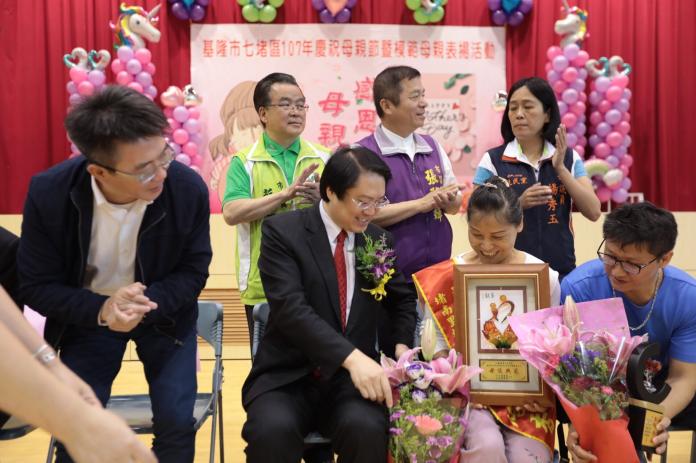 ▲基隆市長林右昌向獲獎的模範母親們，表達最高的敬意，感謝大家對於家庭付出的一切。（圖／基隆市政府提供）