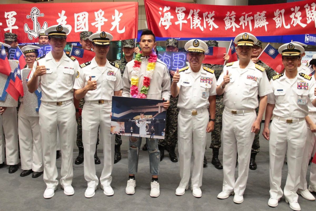 ▲在美國「世界儀隊錦標賽」榮獲創辦人特別獎的海軍儀隊上兵蘇祈麟，9日清晨搭機返抵國門，受到海軍官兵代表及儀隊退伍袍澤英雄式的歡迎。（圖／軍聞社提供, 2018.5.9\\)