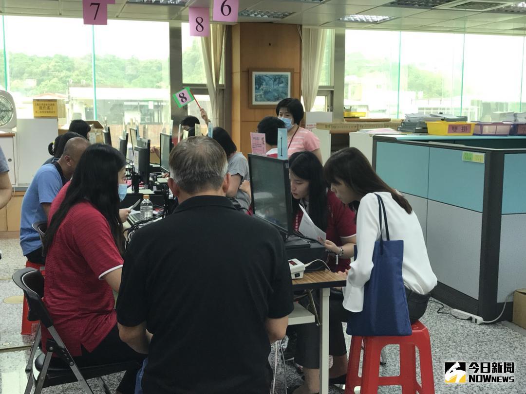 ▲5月綜所稅結算申報，專家提醒，人身保險費用的列舉扣除額每人每年2萬4000元，可先檢視自身與家人的保險費，看是否適合選擇列舉扣除額，包括人身保險、健保、勞保、軍公教保險、國民年金都可列舉扣除，健保費、健保補充保費不受金額限制，可全數扣除。（圖／記者顏真真攝）