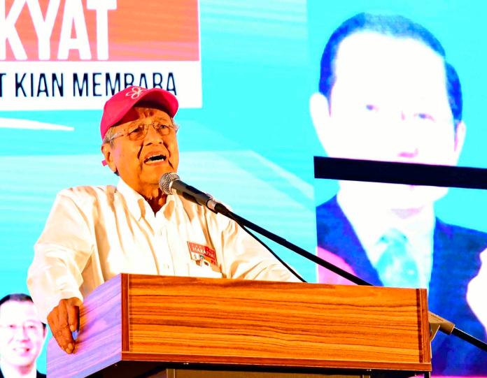 ▲馬來西亞大選 9 日登場，高齡 93 歲的前領袖馬哈地（Mahathir bin Mohamad）再度投入選戰。（圖／達志影像 ／美聯社）