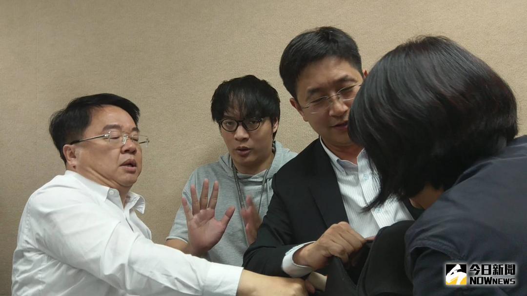 ▲針對軍人年改9日下午開始大體討論時，藍委用自備麥克風高分貝抗議，遭民進黨立委搶奪音箱，雙方再爆肢體衝突。（圖／邱明玉攝 , 2018.5.9）