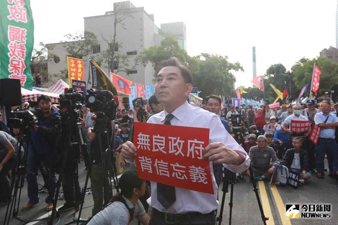 ▲宣布參選2020年總統的高國華，今日到立院外聲援八百壯士，卻遭群眾消遣、批評。（圖／記者葉政勳攝,2018.05.09）