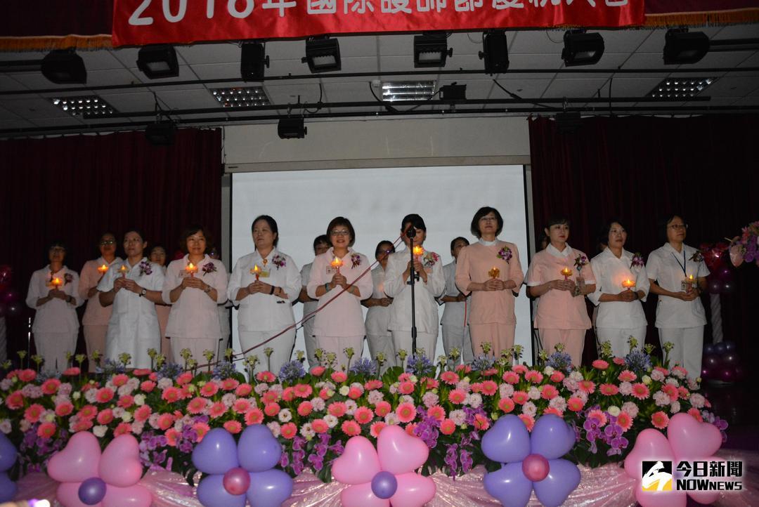 ▲圖說：廖彥琦理事長帶領大家一同傳燭光。（圖／記者郭政隆攝影2018.5.9）