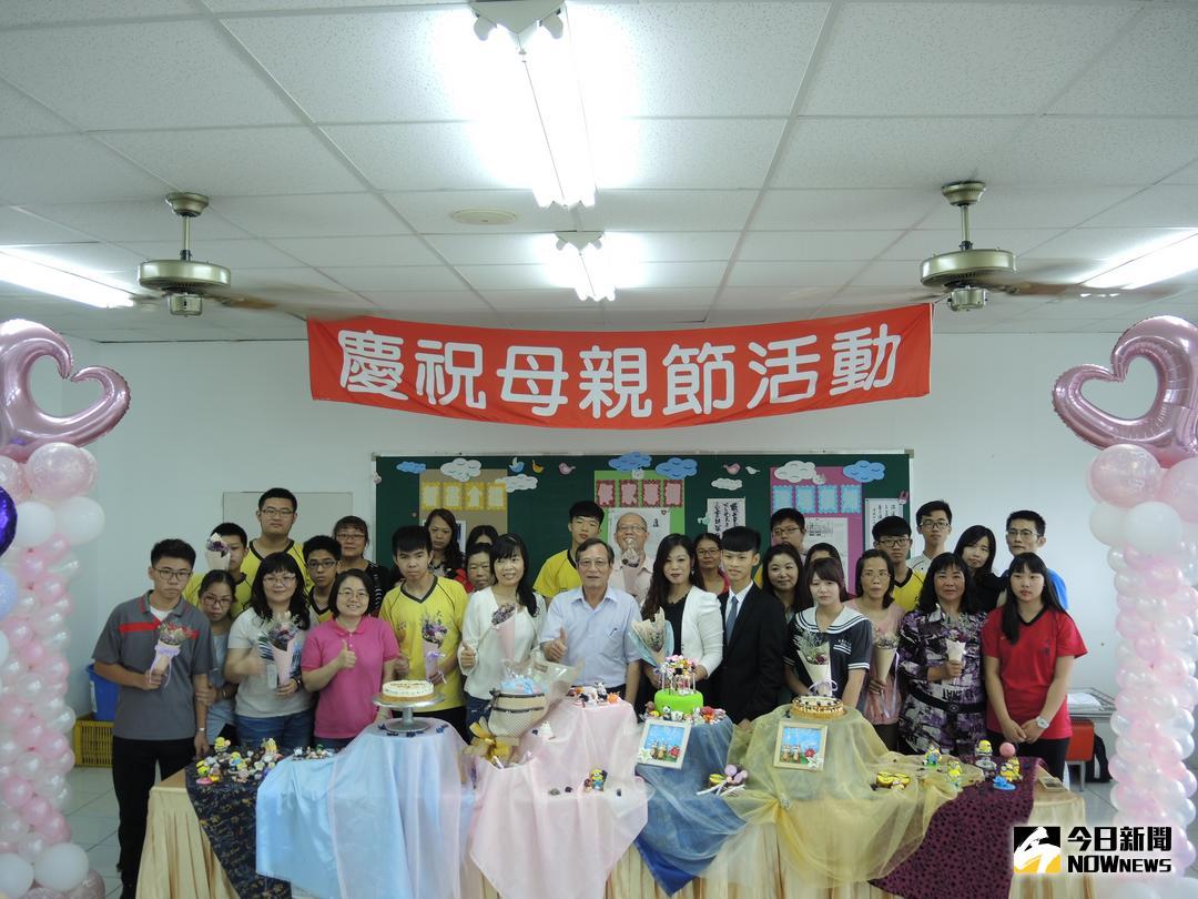 ▲大慶商工舉辦母親節慶祝活動，手做乳酪蛋糕送給媽媽，全球獨一無二的蛋糕，只見現場的媽媽們滿臉洋溢幸福。（圖／記者陳雅芳攝，2018.05.09）