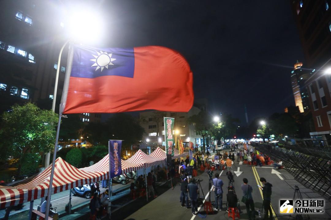 ▲晚上七點，場外抗議的八百壯士人潮散去。（圖／記者葉政勳攝,2018.05.09）