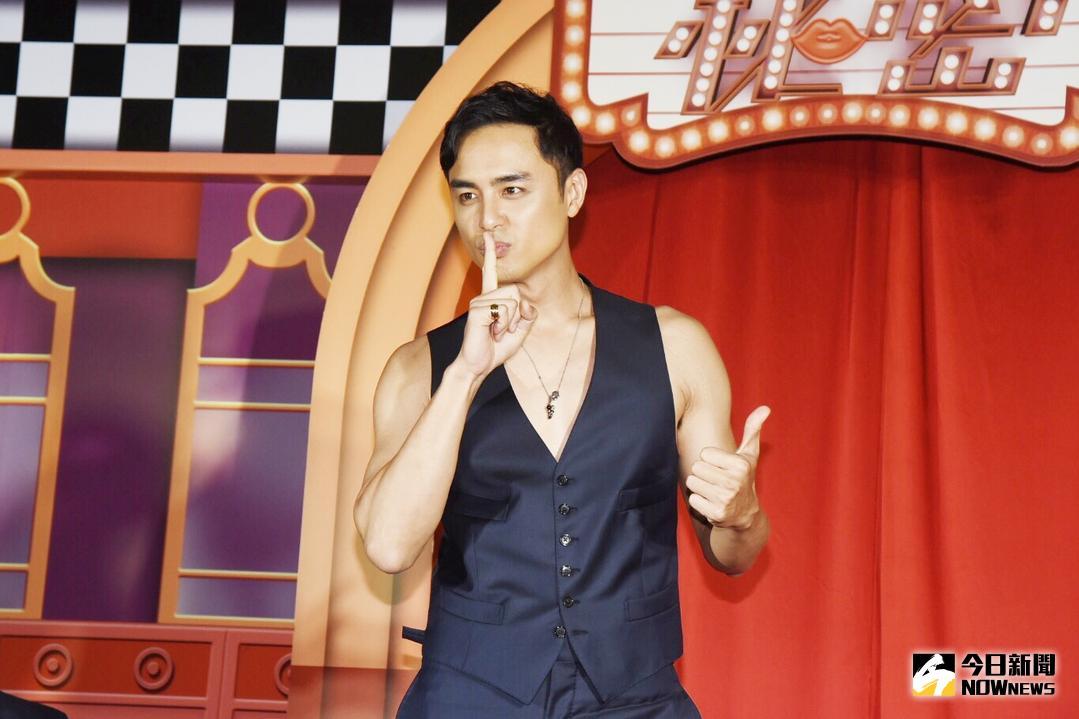 ▲明道特別穿上「露乳溝」的小背心參加首映。（圖／記者陳明安攝，2018.05.09）