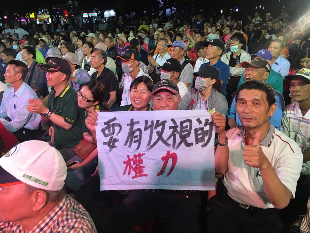 ▲《政經看民視》還為此事在台中戶外開講，民眾自帶布條。（圖／民視提供，2018.05.09）