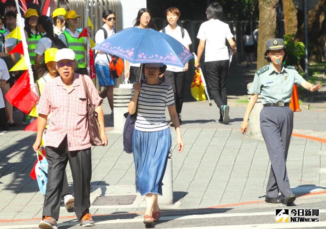 ▲天氣炎熱！根據台電預估，今（15）日最高用電3,330.0萬瓩，備轉容量率5.54%，亮起供電警戒橘燈，好在核三廠1號機正式歸隊，最快周四就可以加入供電行列。（圖／NOWnews 資料圖片）