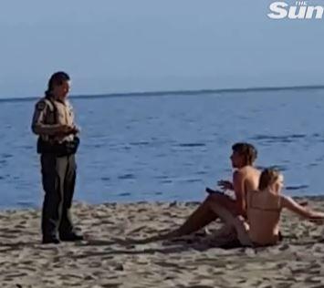 ▲一對情侶在公共沙灘上大膽親熱，事後被執法人員警告。（圖／翻攝自《太陽報》）
