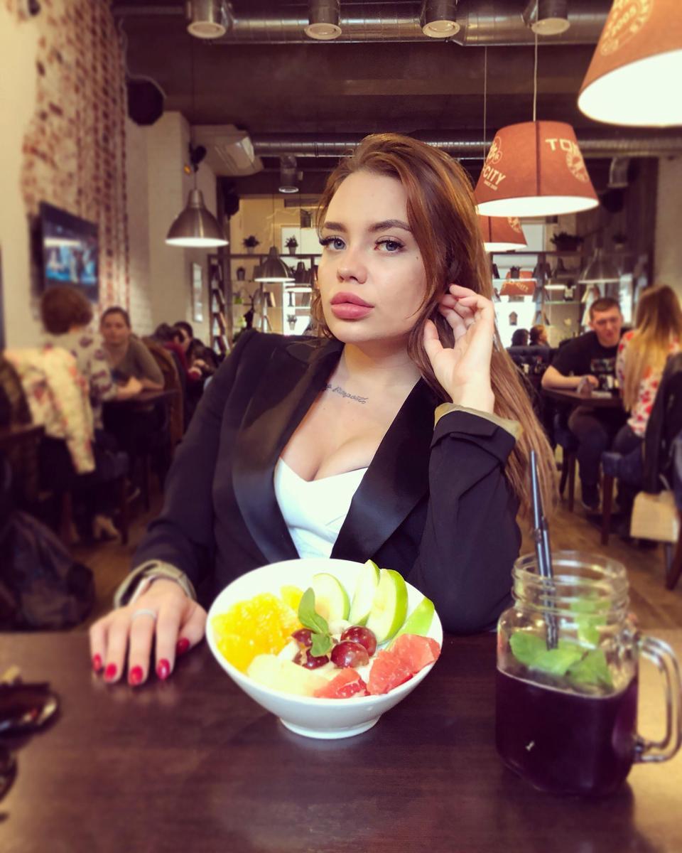 ▲富家女卡札瑟娃就讀聖彼得堡大學，專攻媒體學程，家境富裕的她，時常在個人社群網站中炫耀自己的財富。（圖／翻攝自《太陽報》）