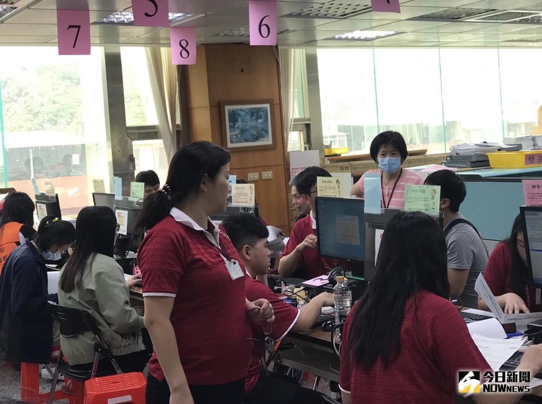 ▲5月報稅季來臨，投資人對於基金報酬繳稅問題而傷透腦筋。專家指出，一般來說，投資國內的配息級別基金，或投資海外基金且單一申報戶之全年海外所得合計數達100萬元以上，都要留意課稅與健保補充保費的議題。（圖／NOWnews資料照）