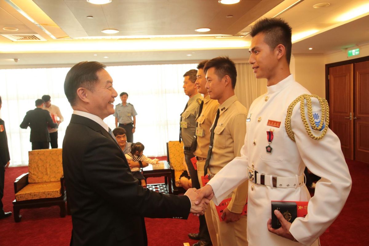 ▲國防部副部長沈一鳴上將10日接見海軍儀隊上兵蘇祈麟，肯定他為國家及國軍爭光的優異表現。（圖／軍聞社提供 , 2018.5.10)